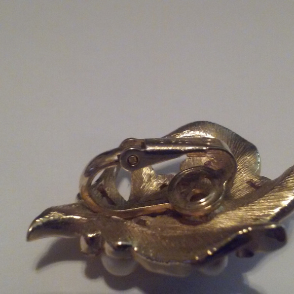 Small Trifari Brooch Golden Leaves with Faux Pearl - Picture 2 of 6